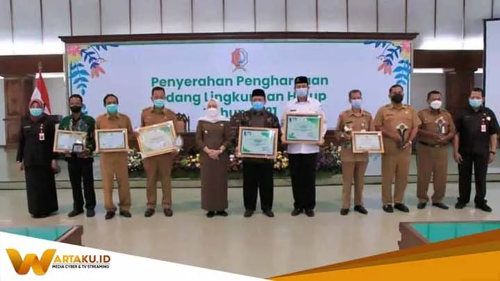 Serahkan Piagam Penghargaan Bupati Ajak Lestarikan Lingkungan