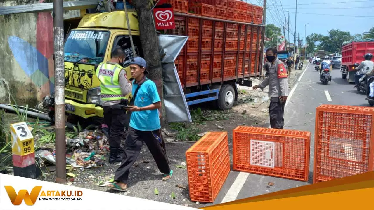Akibat Supir Mengantuk Truk Tabrak Toko Pakaian Di Balen 1