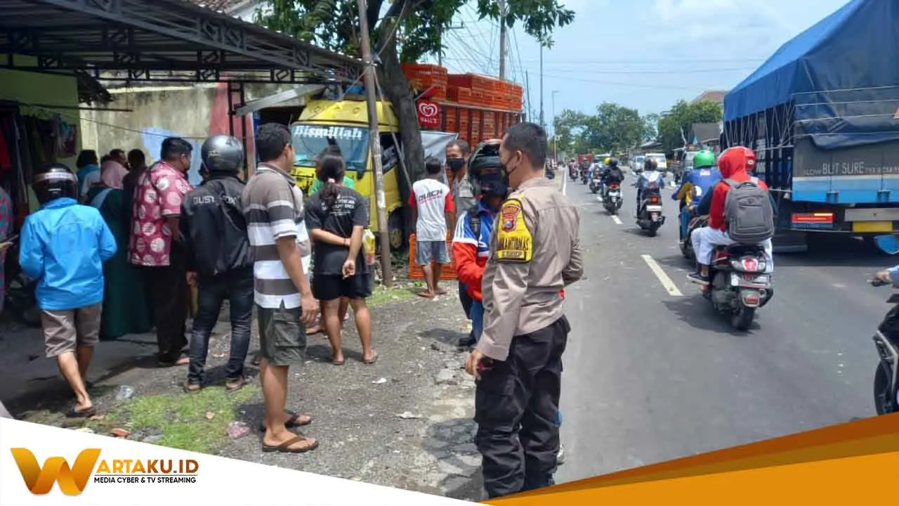Akibat Supir Mengantuk Truk Tabrak Toko Pakaian Di Balen 2