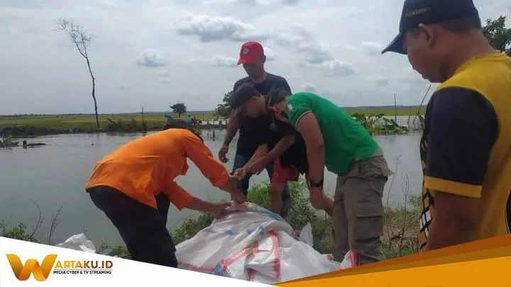 BPBD Bojonegoro Bersama Warga Tangani Jebolnya Tanggul Kali Ingas Kanor