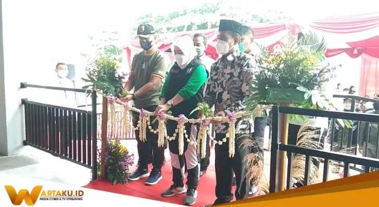 Bupati Anna Muawanah Resmikan Pasar Wisata 1