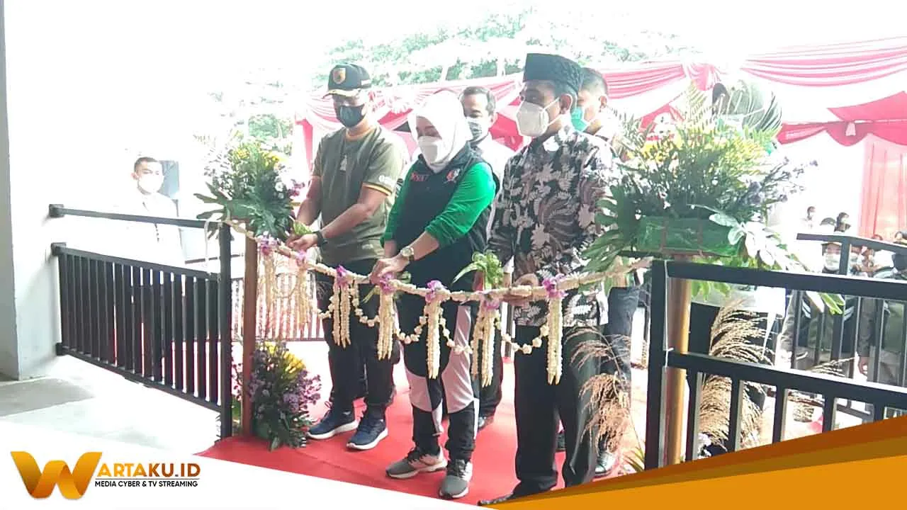 Bupati Anna Mu'awanah Resmikan Pasar Wisata 1 Bupati Anna Muawanah Resmikan Pasar Wisata 1