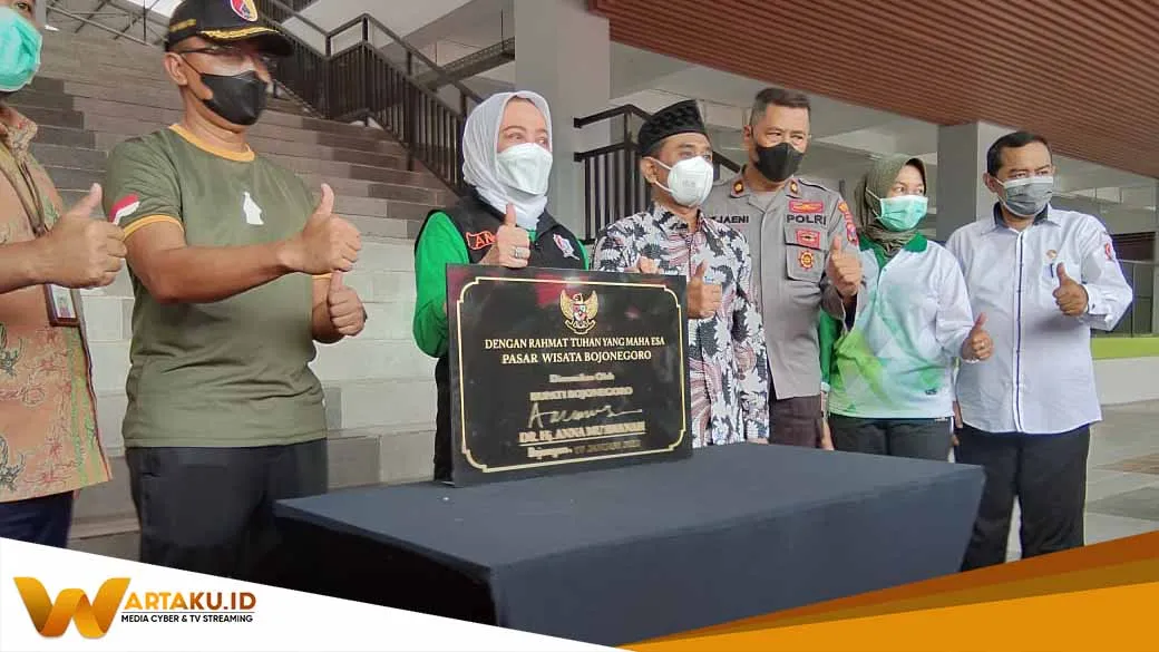 Bupati Anna Muawanah Resmikan Pasar Wisata 2