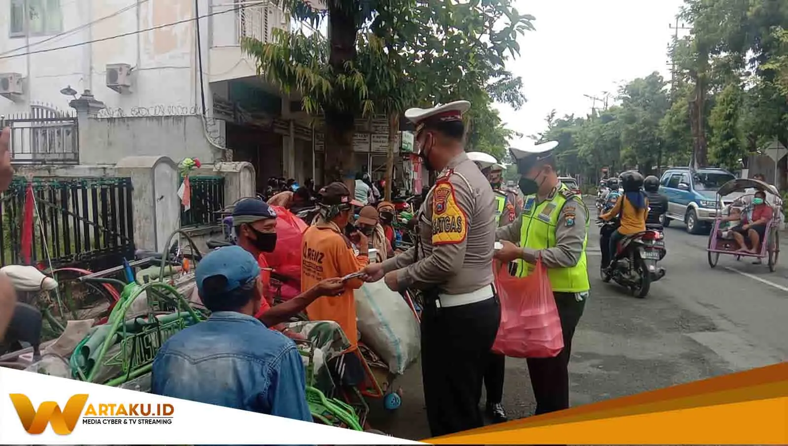 Jumat Berkah Kasatlantas Bagikan Masker Dan Nasik Kotak 1