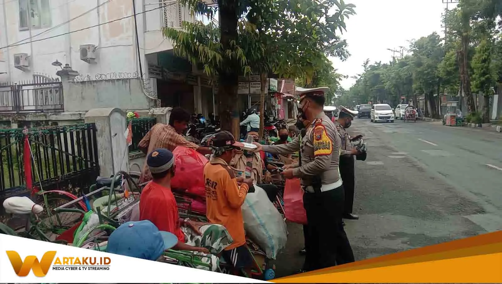 Jumat Berkah Kasatlantas Bagikan Masker Dan Nasik Kotak 2