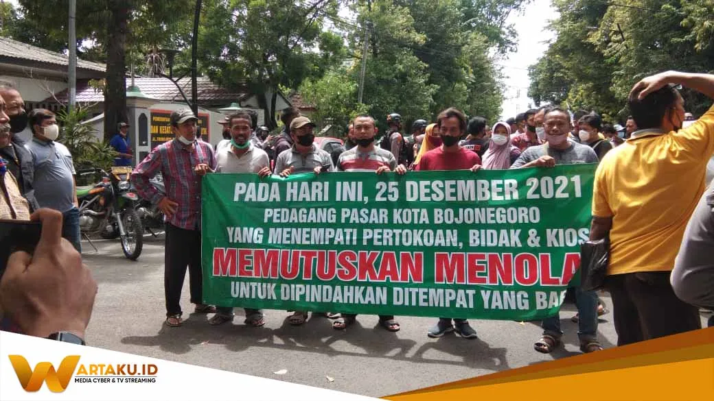 Pedagang Pasar Tradisional Kota Bojonegoro Menolak Dipindahkan Ke Pasar Wisata 2 Pedagang Pasar Tradisional Kota Bojonegoro Menolak Dipindahkan Ke Pasar Wisata 2