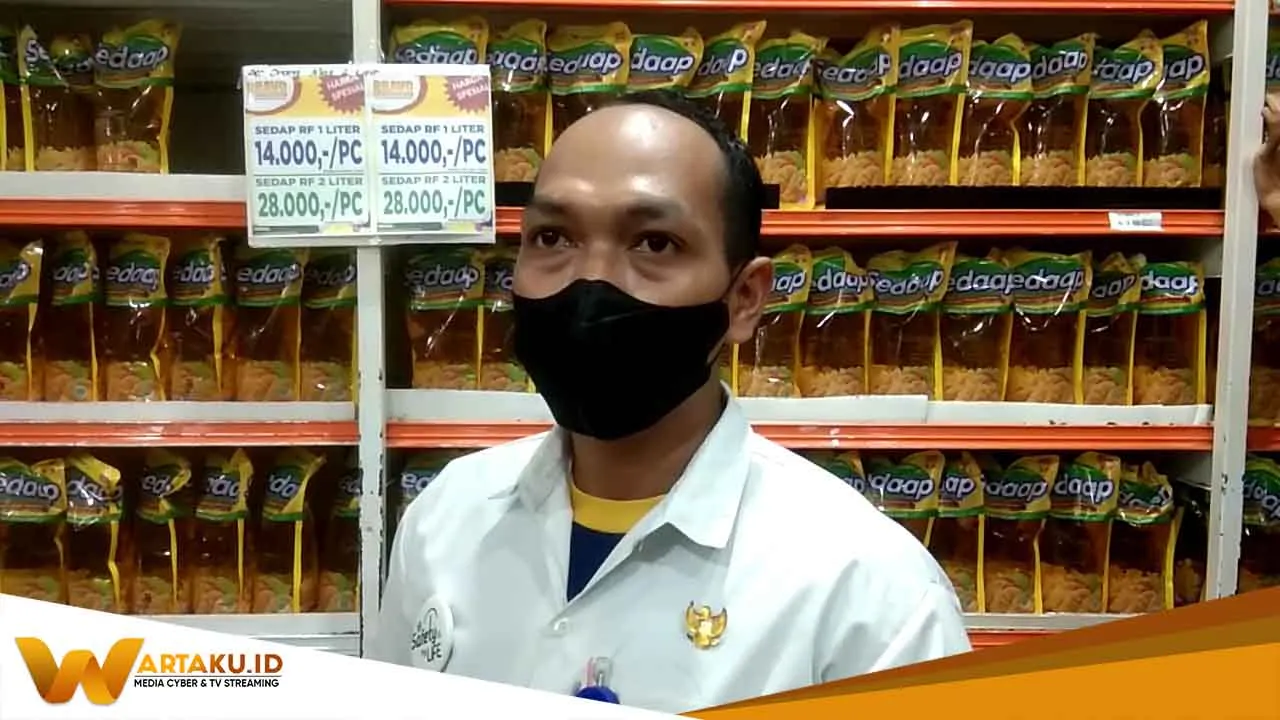 Terapkan Kebijakan Harga Minyak Goreng Rp 14 Ribu Pembeli Serbu Retail Di Bojonegoro 1