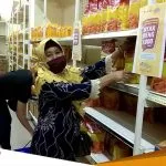 Terapkan Kebijakan Harga Minyak Goreng Rp 14 Ribu Pembeli Serbu Retail Di Bojonegoro 2
