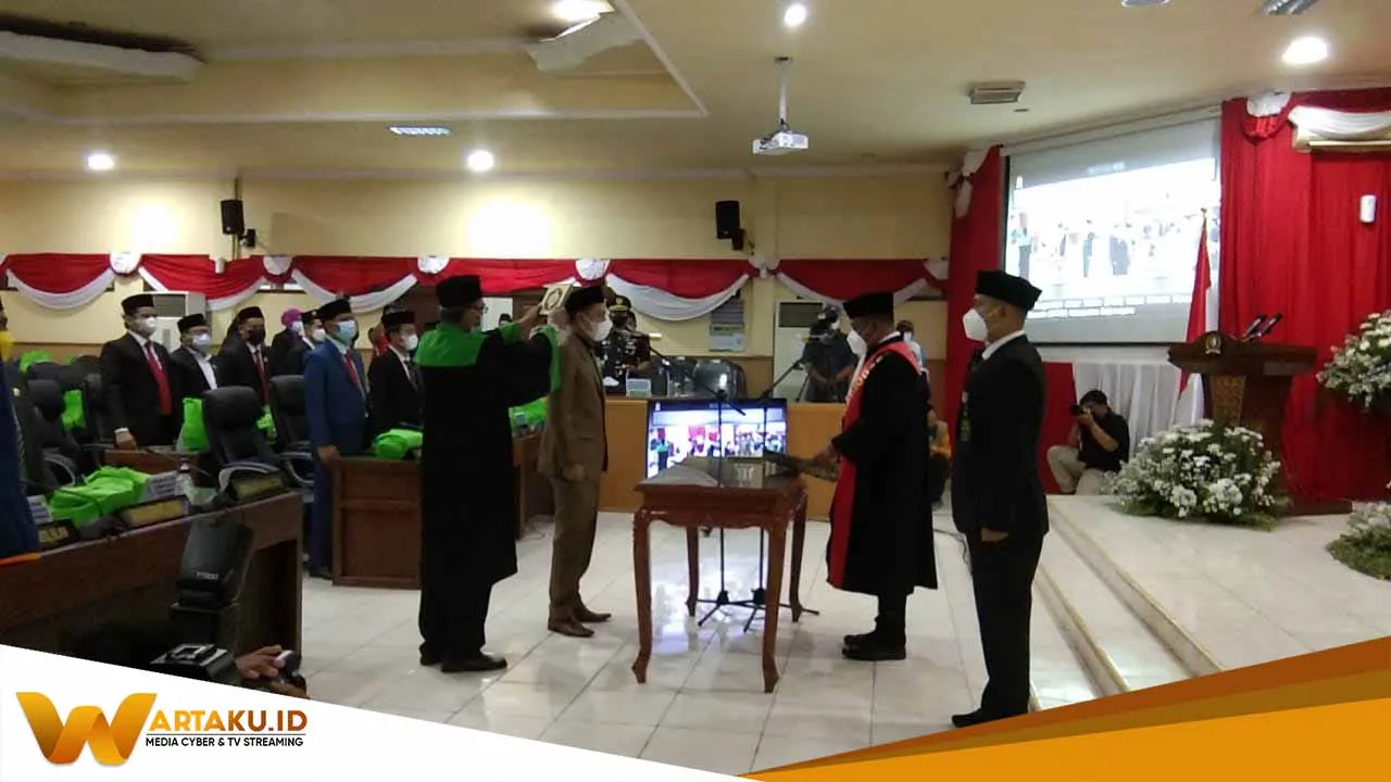 Abdullah Umar Resmi Duduki Kursi Ketua DPRD Gantikan Imam Sholikin Abdullah Umar Resmi Duduki Kursi Ketua DPRD Gantikan Imam Sholikin
