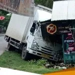 Akibat Supir Mengantuk Truk Muatan Susu Tabrak Warung Di Baureno