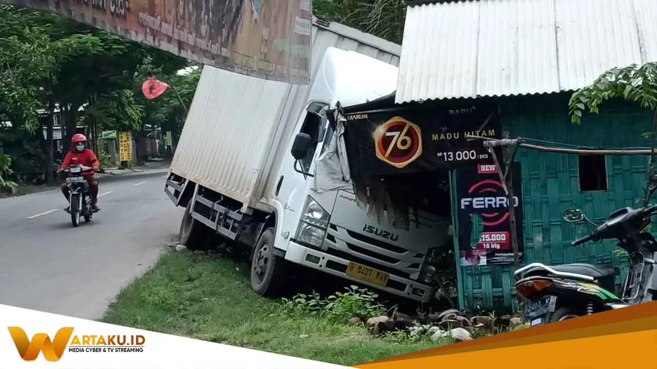 Akibat Supir Mengantuk, Truk Muatan Susu Tabrak Warung di Baureno Akibat Supir Mengantuk Truk Muatan Susu Tabrak Warung Di Baureno
