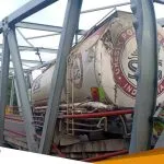 Alami Kerusakan Akibat Dihantam Truk Muatan Semen Jembatan Ngantru Penghubung Bojonegoro Ngawi Ditutup