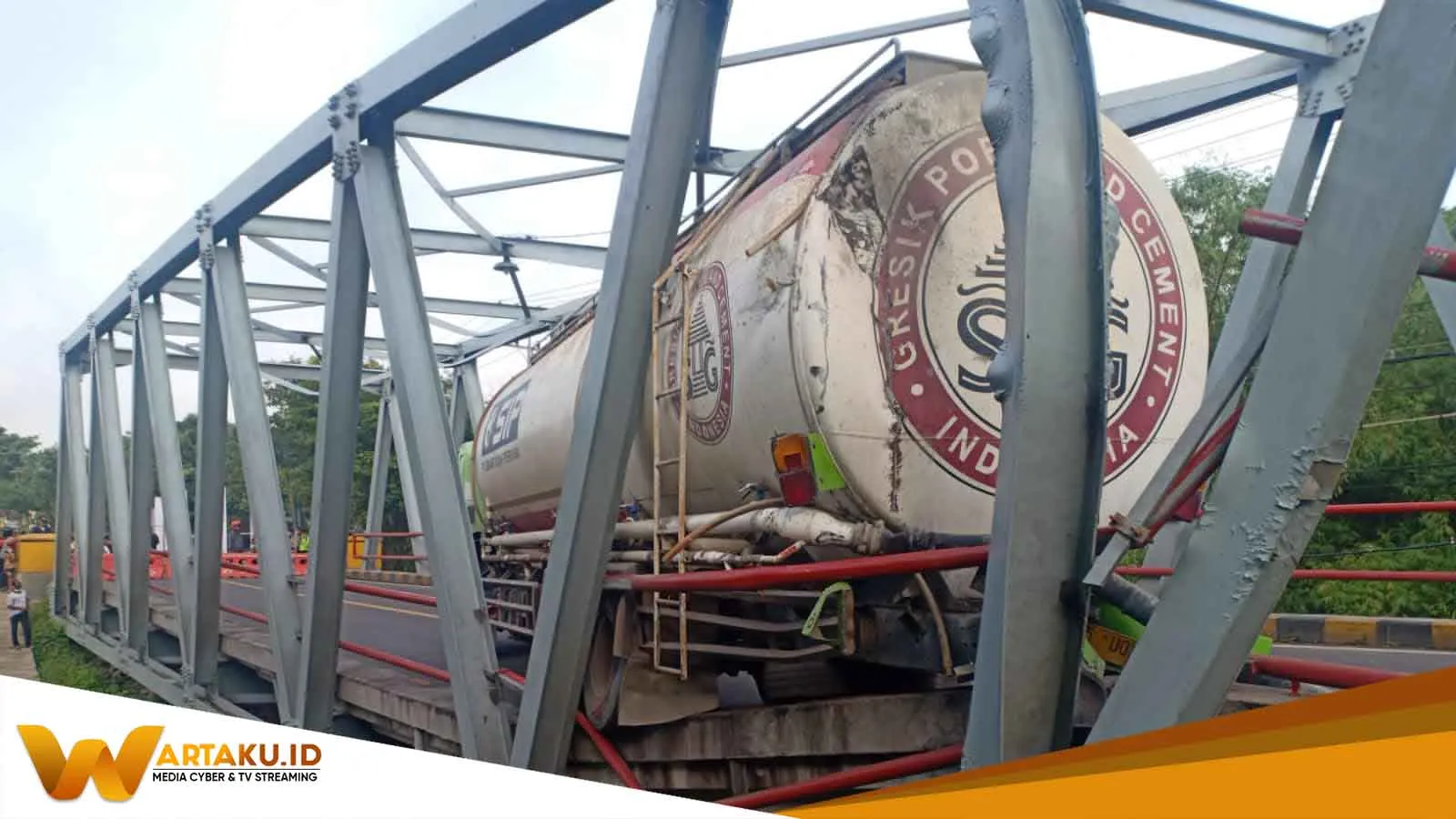 Alami Kerusakan Akibat Dihantam Truk Muatan Semen Jembatan Ngantru Penghubung Bojonegoro Ngawi Ditutup