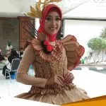 Antusias Peserta Daur Ulang Sampah Ciptakan Gaun Dari Masker Hingga Sak Semen Bekas 2