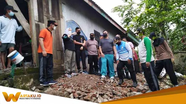 Bupati Bojonegoro Anna Muawanah Pantau Pembuatan Dinding Darurat Dampak Longsor Di Ngulanan