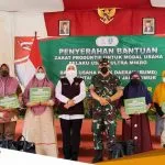 Dandim Bojonegoro Dampingi Gubernur Jatim Laksanakan Operasi Pasar Murah Dan Penyerahan Bantuan Zakat Produktif