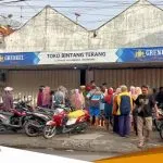 Demi Minyak Goreng Puluhan Orang Rela Antri Sejak Jam 6 Pagi