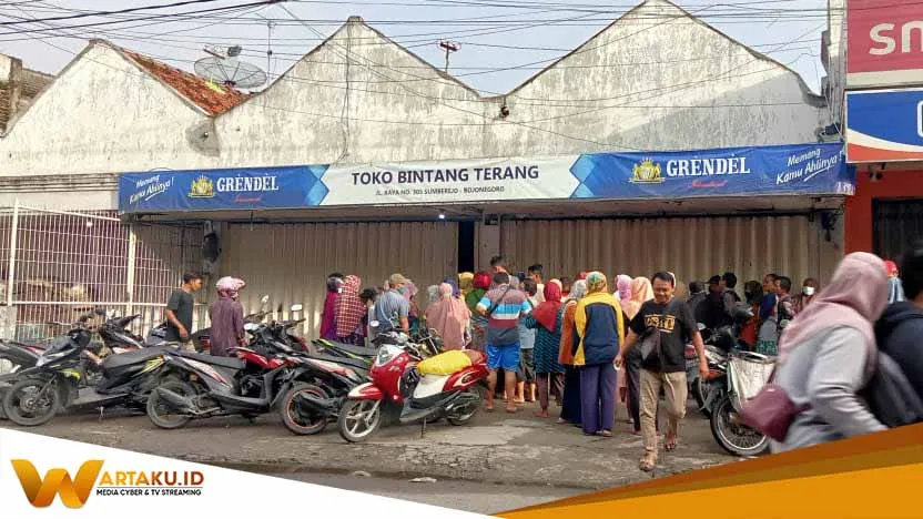 Demi Minyak Goreng Puluhan Orang Rela Antri Sejak Jam 6 Pagi
