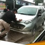 Dipasang Portal Pengguna Jalan Jembatan Glendeng Alami Macet Hingga Terperosok