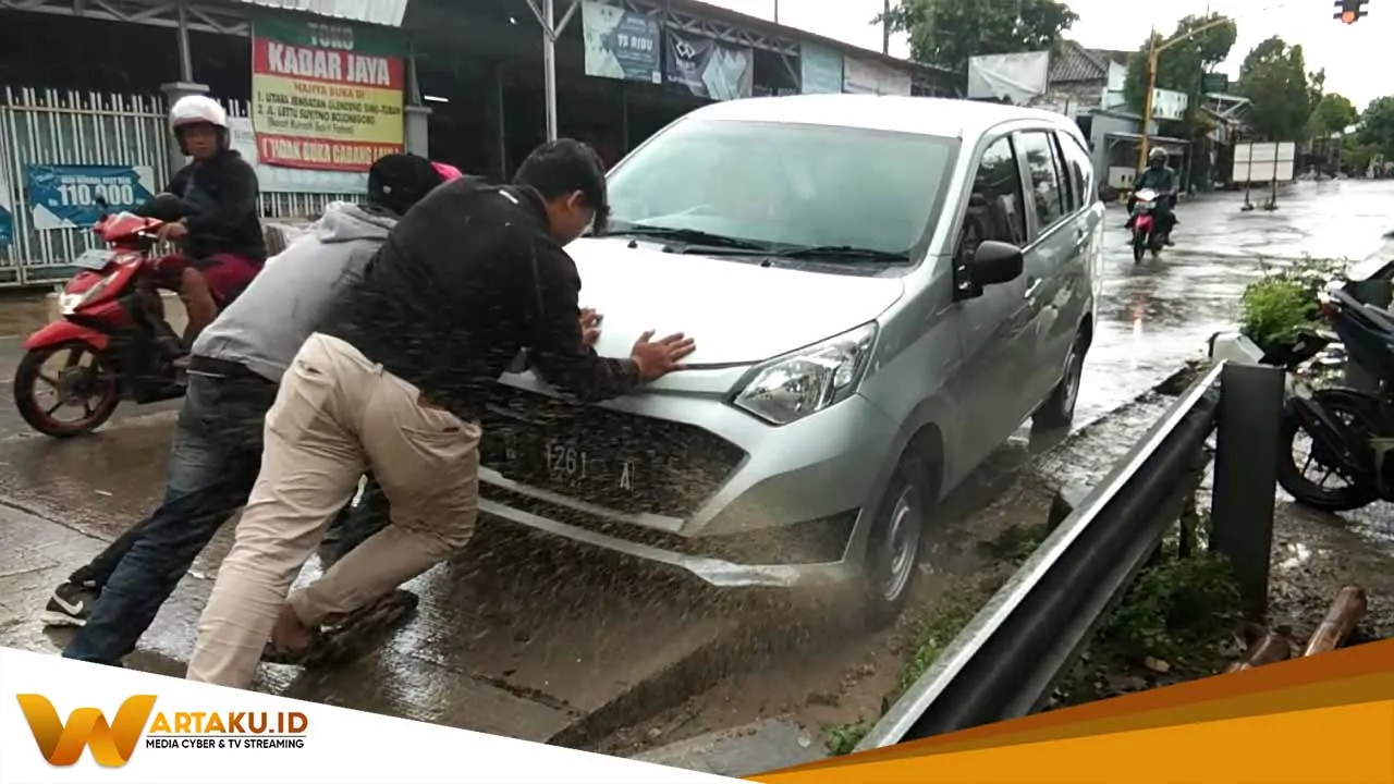 Dipasang Portal Pengguna Jalan Jembatan Glendeng Alami Macet Hingga Terperosok