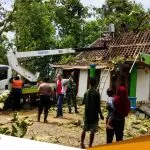 Koramil Kepohbaru Bojonegoro Bersama Masyarakat Bantu Penanganan Rumah Warga Pejok Yang Tertimpa Pohon