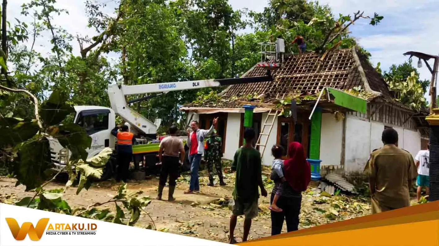 Koramil Kepohbaru Bojonegoro Bersama Masyarakat Bantu Penanganan Rumah Warga Pejok Yang Tertimpa Pohon