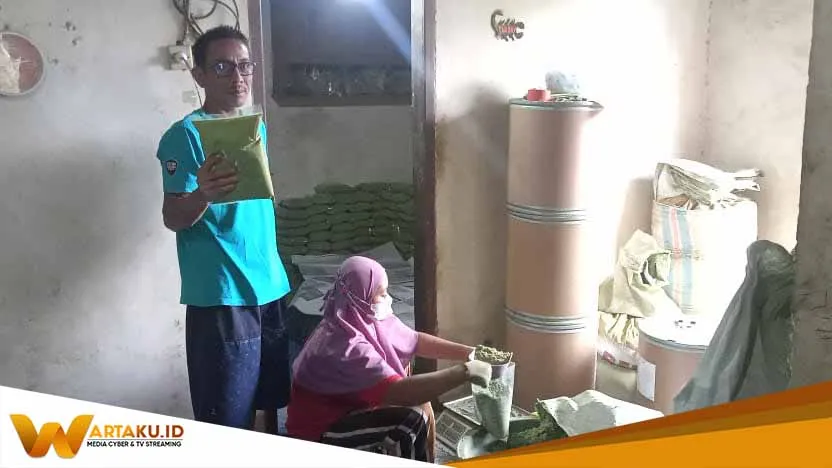 Olah Daun Untuk Serbut Herbal, Sunardi Beromset Puluhan Juta 1 Olah Daun Untuk Serbut Herbal Sunardi Beromset Puluhan Juta 1
