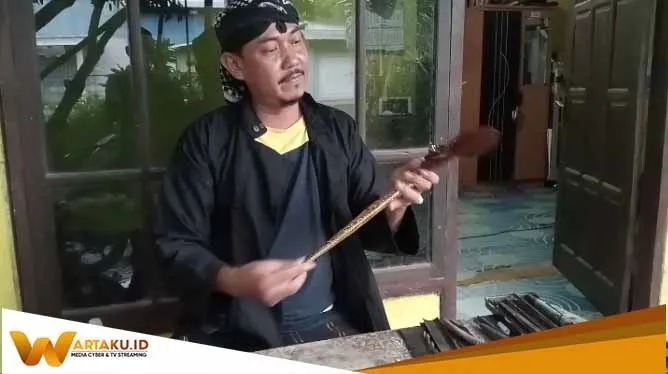 Seorang MC Sukses Jadi Perajin Warongko Keris Dengan Omzet 10 Jutaan Perbulan Seorang MC Sukses Jadi Perajin Warongko Keris Dengan Omzet 10 Jutaan Perbulan