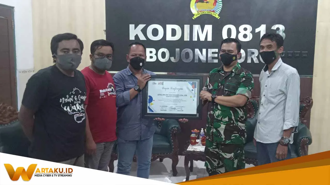 Silahturahmi Bersama Kodim 0813, SMSI Bojonegoro Serahkan Piagam Penghargaan Silahturahmi Bersama Kodim 0813 SMSI Bojonegoro Serahkan Piagam Penghargaan