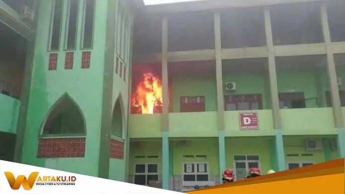 Tersambar Petir, Satu Ruang di UNUGIRI Hangus Terbakar Tersambar Petir Satu Ruang Di UNUGIRI Hangus Terbakar