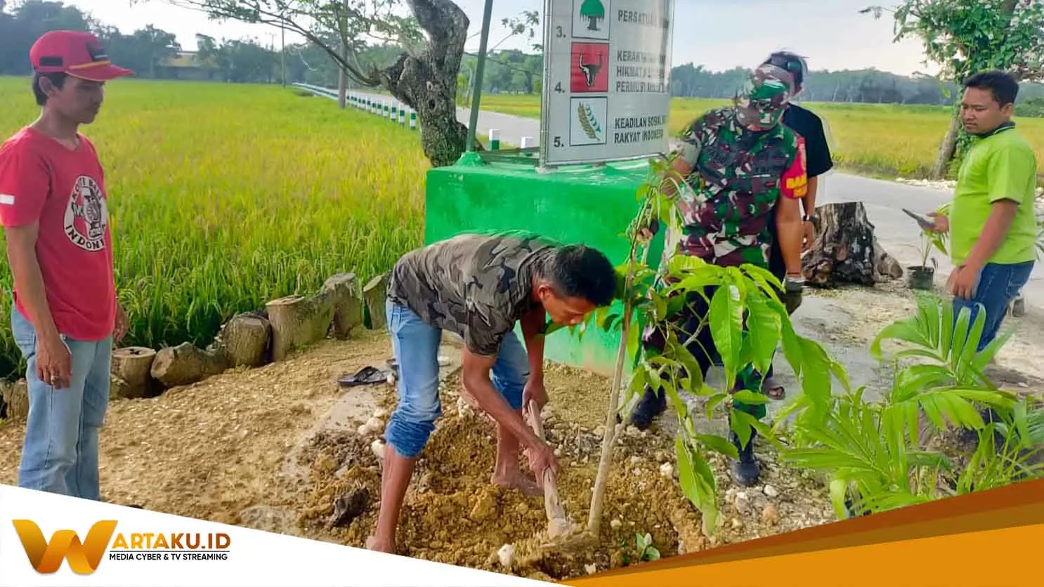 Bersama Warga, Babinsa Koramil Kalitidu Bojonegoro Karya Bakti Dirikan Tugu Pancasila di Kampung Toleran Bersama Warga Babinsa Koramil Kalitidu Bojonegoro Karya Bakti Dirikan Tugu Pancasila Di Kampung Toleran