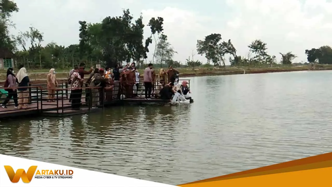 Ketua Forikan Tabur 25.000 Benih Ikan Di Embung Sidobandung 1 Ketua Forikan Tabur 25.000 Benih Ikan Di Embung Sidobandung 1