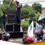 Ratusan Anggota FSPMI Tuban Ngeluruk Gedung Disnaker Tuban