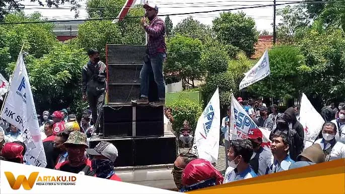 Ratusan Anggota FSPMI Tuban Ngeluruk Gedung Disnaker Tuban