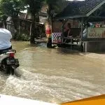 Rumahnya Terendam Banjir Mujiono Tidur Di Pos Kamling 1