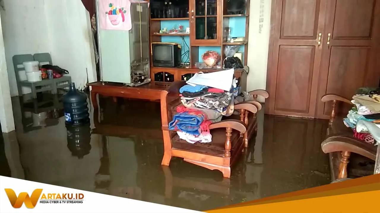 Rumahnya Terendam Banjir Mujiono Tidur Di Pos Kamling 2