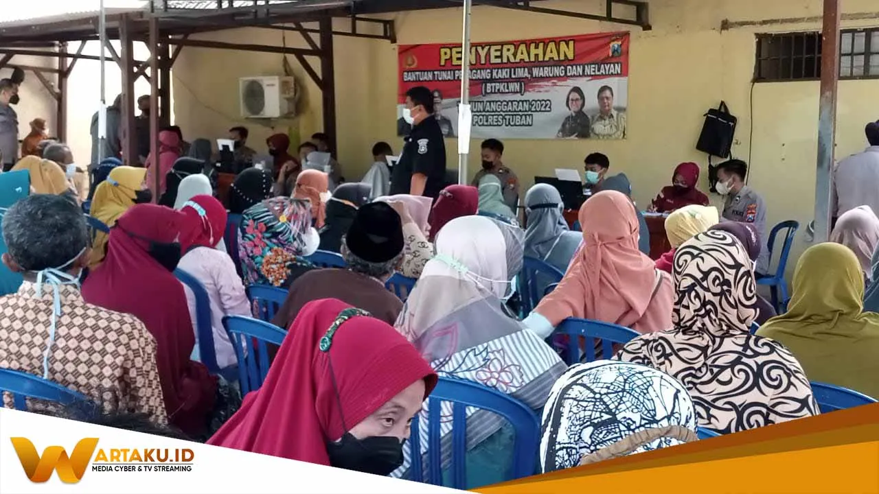 Salurkan 423 Bantuan Langsung Polsek Rengel Juga Beri Pelayanan Vaksin Gratis