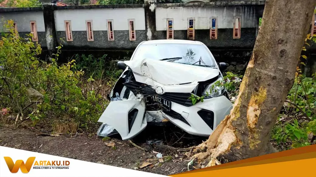 Sebuah Mobil Tabrak Pohon Di Baureno 6 Penumpang Luka Luka 1
