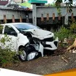Sebuah Mobil Tabrak Pohon Di Baureno 6 Penumpang Luka Luka 2