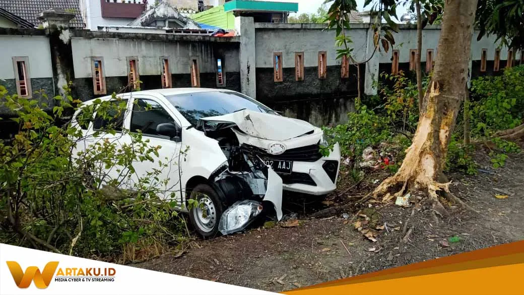 Sebuah Mobil Tabrak Pohon Di Baureno 6 Penumpang Luka Luka 2