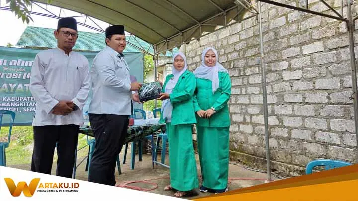 Silaturrahmi Ke Grabagan Asep Nur Hidayatullah SIP Bagikan Seragam Fatayat