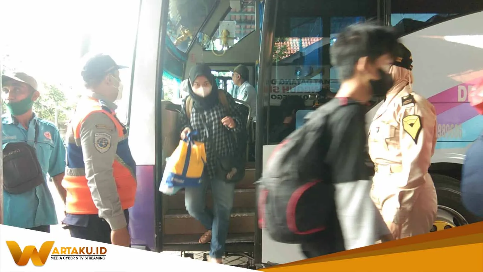 38 Orang Yang Ikuti Mudik Gratis Fasilitas Dari Pemprov Jatim Tiba Di Terminal Rajekwesi Bojonegoro 1