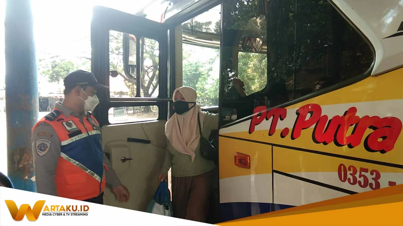 38 Orang Yang Ikuti Mudik Gratis Fasilitas dari Pemprov Jatim Tiba di Terminal Rajekwesi Bojonegoro 2 38 Orang Yang Ikuti Mudik Gratis Fasilitas Dari Pemprov Jatim Tiba Di Terminal Rajekwesi Bojonegoro 2