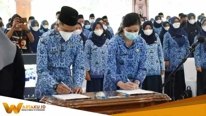 758 Orang Terima SK PNS, Bupati Anna Harus Jadi Contoh di Masyarakat 758 Orang Terima SK PNS Bupati Anna Harus Jadi Contoh Di Masyarakat