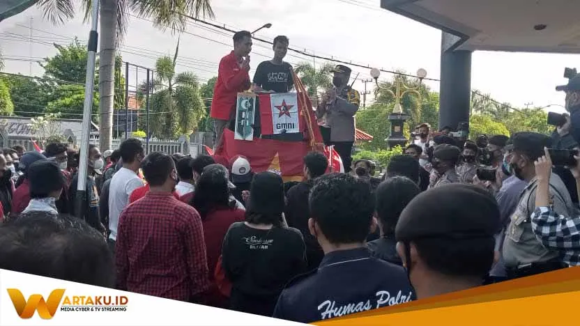Aliansi Mahasiswa Tuban Terlibat Saling Dorong Dengan Aparat, Demo di Gedung DPRD Tuban Menjadi Ricuh Aliansi Mahasiswa Tuban Terlibat Saling Dorong Dengan Aparat Demo Di Gedung DPRD Tuban Menjadi Ricuh