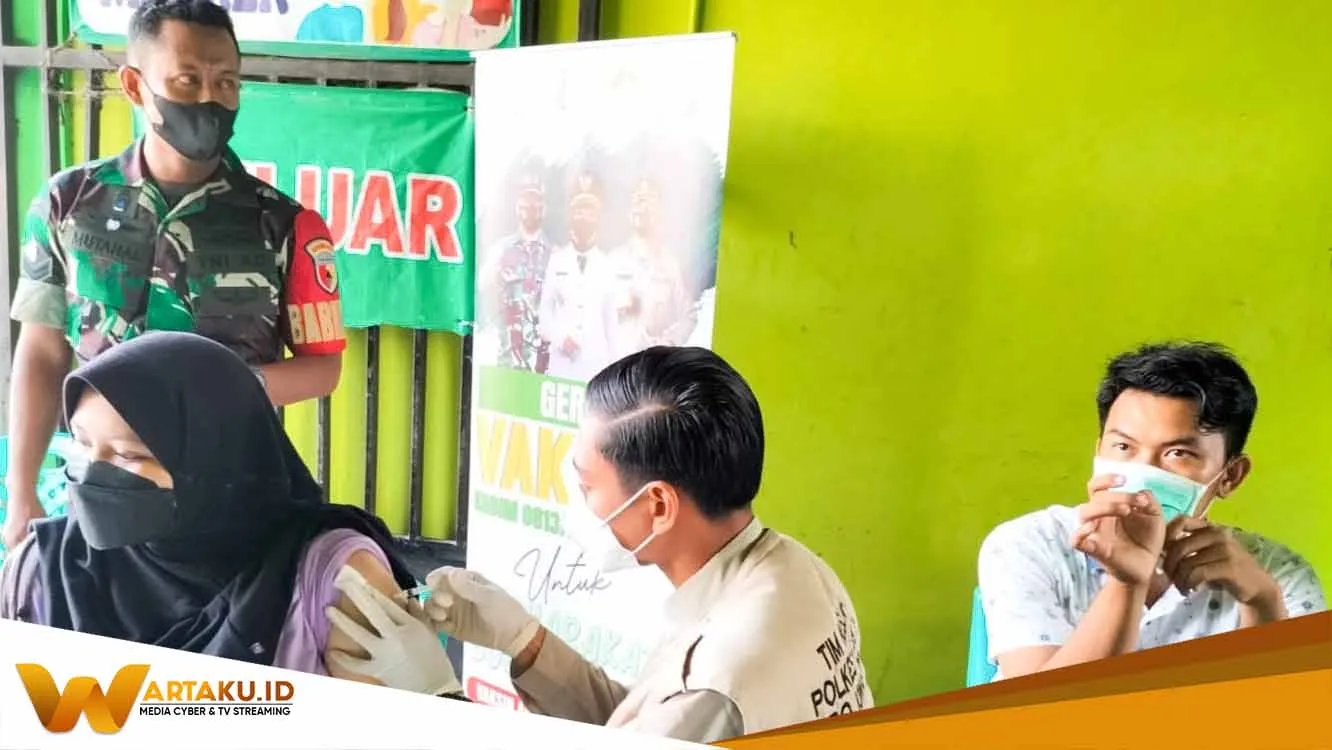 Babinsa Koramil Dander Kawal Serbuan Vaksinasi Kodim Bojonegoro Kepada Masyarakat Babinsa Koramil Dander Kawal Serbuan Vaksinasi Kodim Bojonegoro Kepada Masyarakat