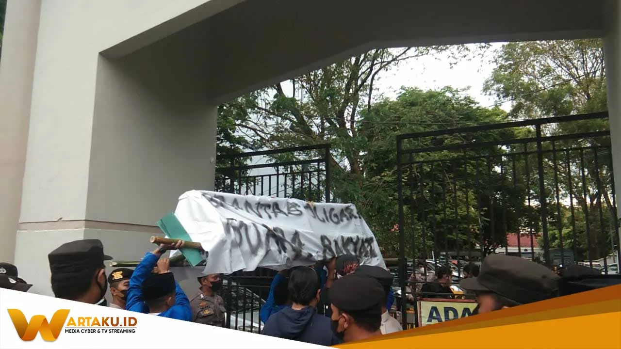 Gelar aksi, Mahaiswa PMII Bojonegoro Masukkan Keranda Kedalam Gedung DPRD 1 Gelar Aksi Mahaiswa PMII Bojonegoro Masukkan Keranda Kedalam Gedung DPRD 1