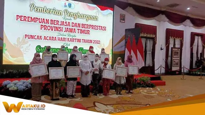 Inspiratif Eryul Mufidah Terima Penghargaan Bidang Linkungan Hidup Di Gedung Grahadi Surabaya