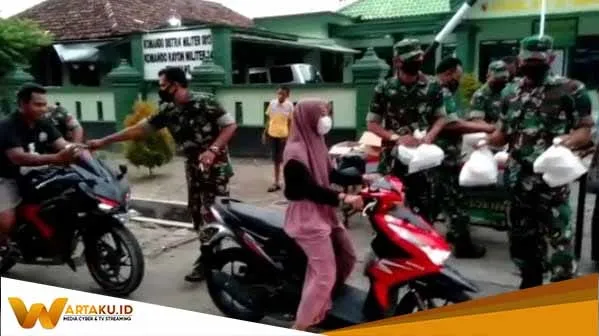 Jajaran TNI di Bojonegoro Serentak Bagikan Takjil dan Masker Gratis di 28 Lokasi Jajaran TNI Di Bojonegoro Serentak Bagikan Takjil Dan Masker Gratis Di 28 Lokasi