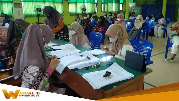 Mahasiswa Calon Penerima Beasiswa dari Pemkab Bojonegoro Tandatangani Pencairan Mahasiswa Calon Penerima Beasiswa Dari Pemkab Bojonegoro Tandatangani Pencairan